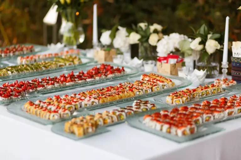 Mesa con diferentes aperitivos de boda