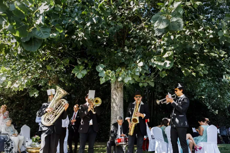 Grupo de música tocando en un jardín durante una boda