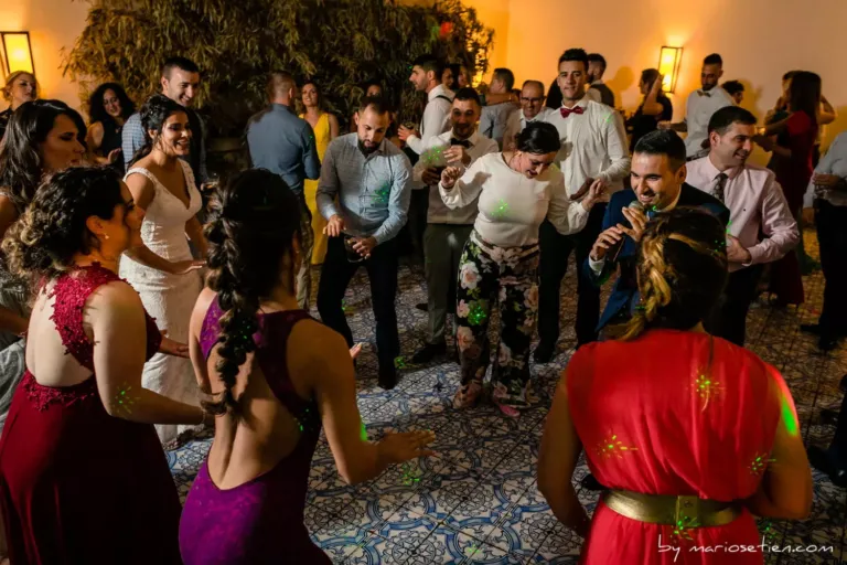 Novios bailando con amigos durante una boda